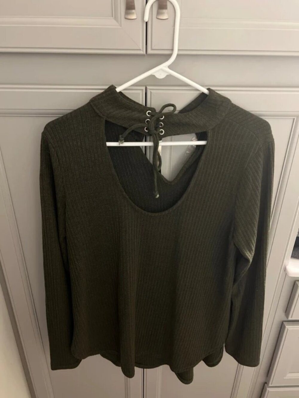 Women’s olive green ribbed sweater. Ties around the front of your neck with a dr